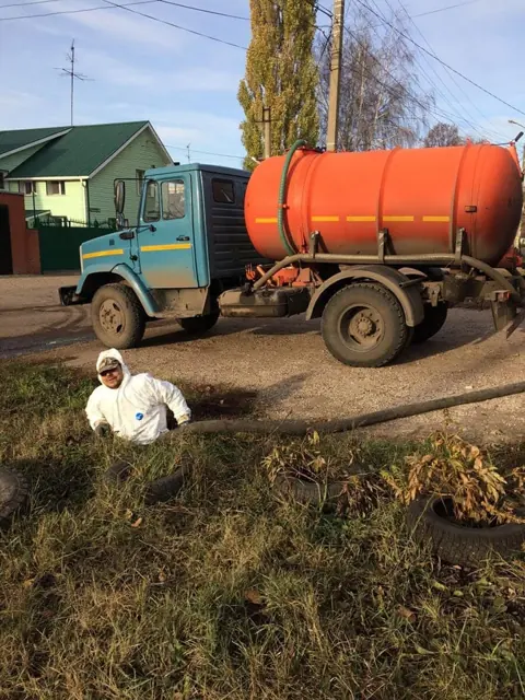 Выкачка выгребной ямы у частного дома