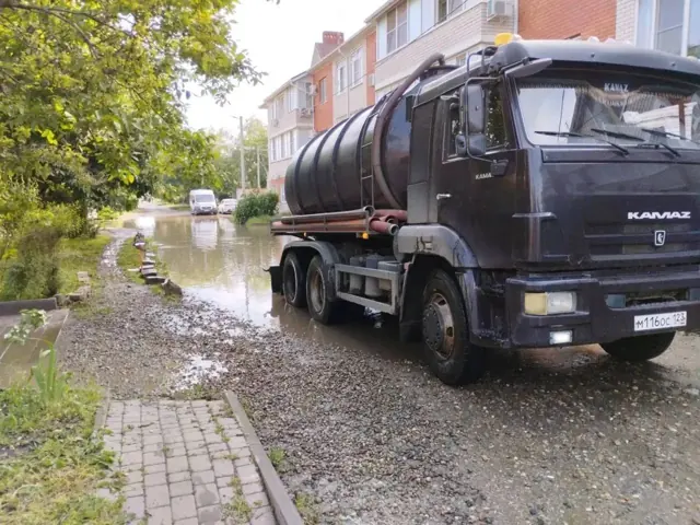 Откачка воды при подтоплении улицы